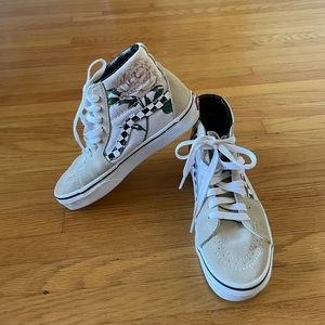 Vans Beige Hi Top Skateboard shoe.  Size 5.